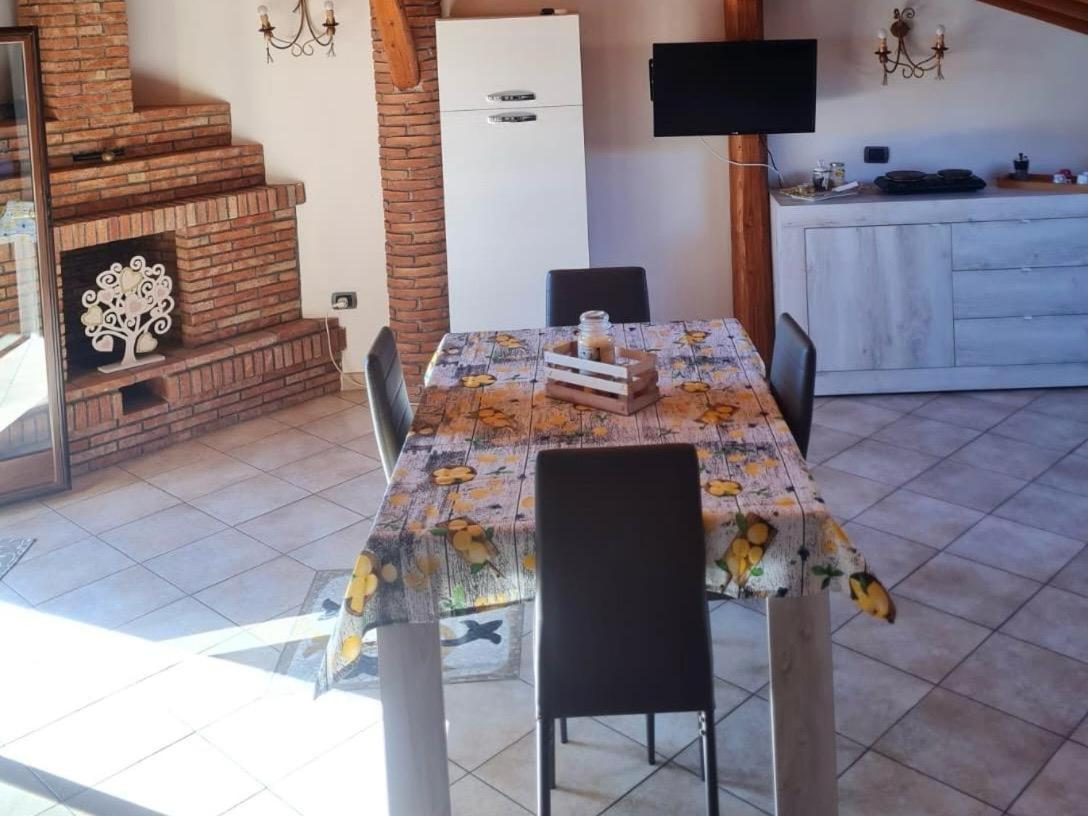 Casa Vacanza Lmt Aci Catena Luaran gambar